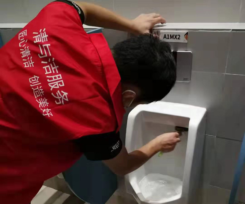 卫生间深渡清洁团队